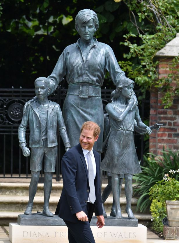 Nóng: Gạt bỏ bất hòa, Hoàng tử William cùng em trai Harry vai kề vai trong lễ khánh thành tượng Công nương Diana-8