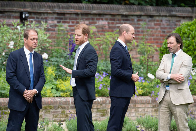Nóng: Gạt bỏ bất hòa, Hoàng tử William cùng em trai Harry vai kề vai trong lễ khánh thành tượng Công nương Diana-10