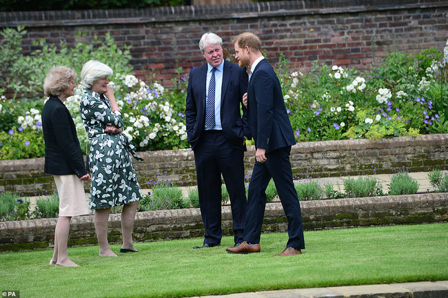 Nóng: Gạt bỏ bất hòa, Hoàng tử William cùng em trai Harry vai kề vai trong lễ khánh thành tượng Công nương Diana-11