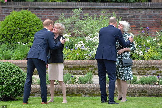 Nóng: Gạt bỏ bất hòa, Hoàng tử William cùng em trai Harry vai kề vai trong lễ khánh thành tượng Công nương Diana-12