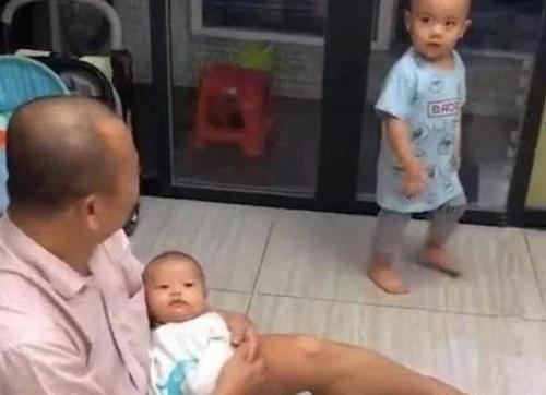 Thấy bố cưng em gái, bé trai 3 tuổi tức giận liền ném ánh nhìn bất mãn và nói một câu khiến phụ huynh ngớ người-1