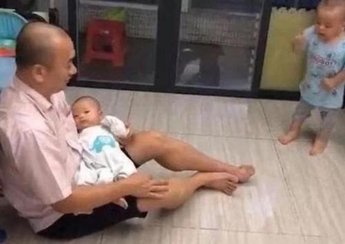 Thấy bố cưng em gái, bé trai 3 tuổi tức giận liền ném ánh nhìn bất mãn và nói một câu khiến phụ huynh ngớ người-3