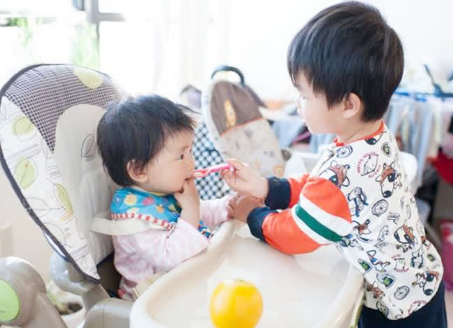 Thấy bố cưng em gái, bé trai 3 tuổi tức giận liền ném ánh nhìn bất mãn và nói một câu khiến phụ huynh ngớ người-4