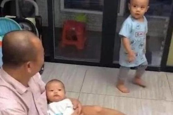 Thấy bố cưng em gái, bé trai 3 tuổi tức giận liền ném ánh nhìn bất mãn và nói một câu khiến phụ huynh ngớ người
