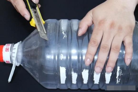 Đừng bán hoặc vứt bỏ những vỏ chai dầu một cách lãng phí. Hãy để chúng ở nhà và tận dụng theo cách này, nó rất có giá trị”-1