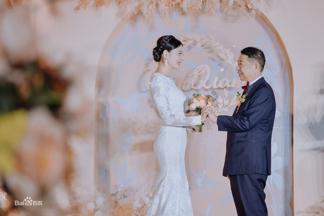 Vợ mất, chồng tỷ phú U70 tuyên bố kiếp sau vẫn là vợ chồng, chưa đầy 2 năm cưới luôn mĩ nhân trẻ, cô dâu tiết lộ gây sốc-9