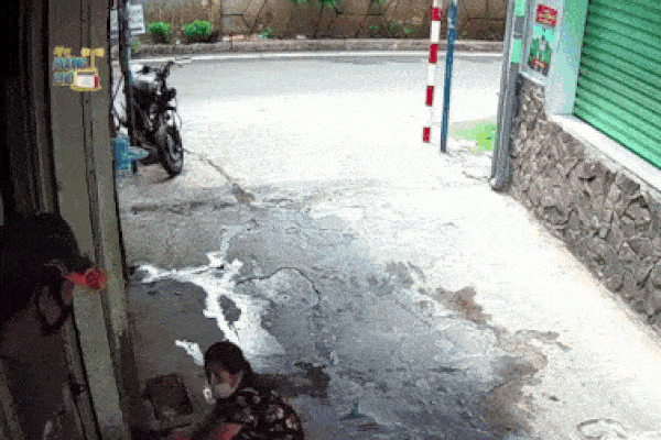 Pha xử lý bình tĩnh đến khó tin của chủ nhà khi đụng mặt trộm giữa ban ngày