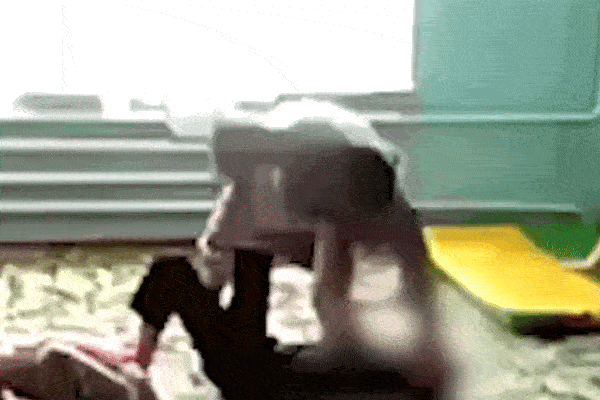 MXH Nga lan truyền video gây sốc: Cậu bé khuyết tật bị giáo viên bóp cổ tra tấn dã man trong trường nội trú, nhà trường nói gì?-1