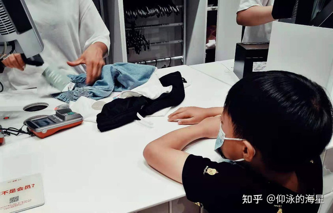 Bé trai bị bạn học tốc váy trong lớp và câu chuyện về cách giáo dục của cặp phụ huynh khiến nhiều người choáng váng lẫn nể phục-1