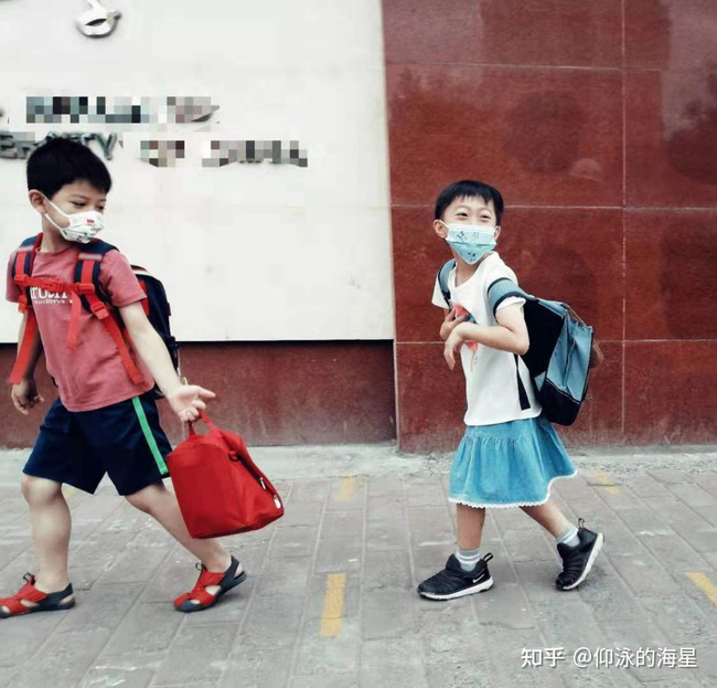 Bé trai bị bạn học tốc váy trong lớp và câu chuyện về cách giáo dục của cặp phụ huynh khiến nhiều người choáng váng lẫn nể phục-3