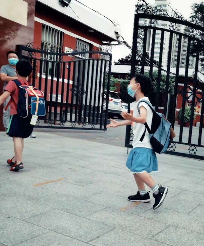 Bé trai bị bạn học tốc váy trong lớp và câu chuyện về cách giáo dục của cặp phụ huynh khiến nhiều người choáng váng lẫn nể phục-5