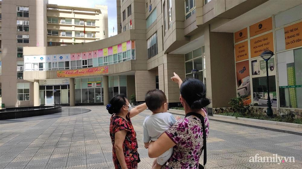 Vụ cháu bé rơi từ tầng 11 chung cư tử vong ở Hà Nội: Gia đình mới chuyển tới khoảng 1 tuần, khi xảy ra vụ việc không ai hay biết-2