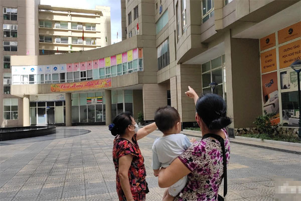 Bố mẹ đều là con nghiện lâu năm, bé gái 11 tuổi bị bỏ đói đi lạc trong rừng-3