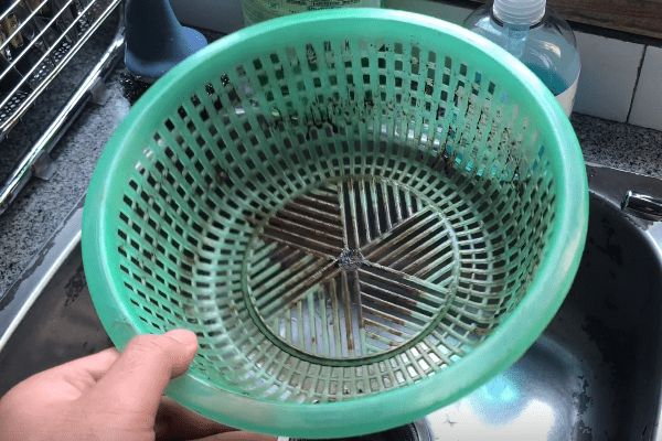 Rổ rau dù bẩn đến đâu chỉ cần ngâm với thứ này trong 5 phút là sẽ sạch như mới mà không cần phải cọ rửa-1