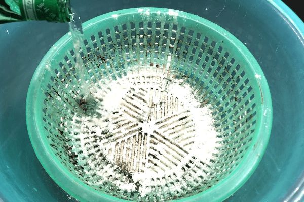 Rổ rau dù bẩn đến đâu&nbsp;chỉ cần ngâm với thứ này trong 5 phút là sẽ sạch như mới mà không cần phải cọ rửa-2