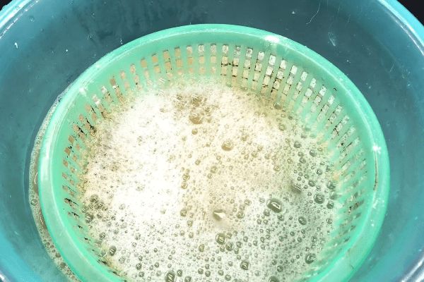 Rổ rau dù bẩn đến đâu chỉ cần ngâm với thứ này trong 5 phút là sẽ sạch như mới mà không cần phải cọ rửa-4