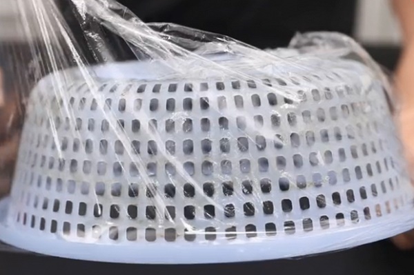 Rổ rau dù bẩn đến đâu&nbsp;chỉ cần ngâm với thứ này trong 5 phút là sẽ sạch như mới mà không cần phải cọ rửa-6