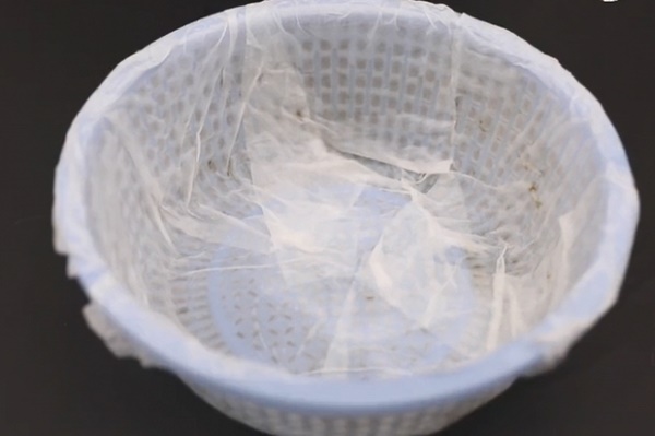 Rổ rau dù bẩn đến đâu chỉ cần ngâm với thứ này trong 5 phút là sẽ sạch như mới mà không cần phải cọ rửa-9