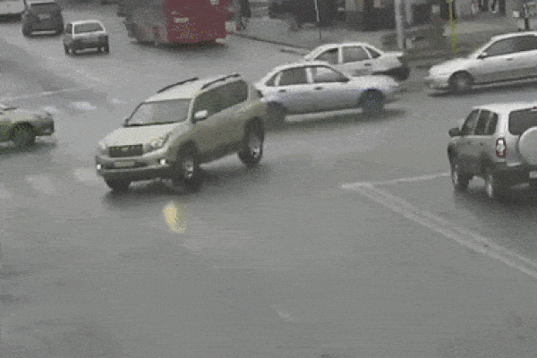 Clip: Nữ ninja lead” luồn lách tháo chạy, nam CSGT chặn xe bất thành-1