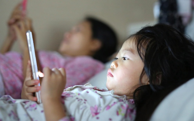 Đứa trẻ chơi điện thoại hàng ngày và những đứa trẻ không chơi, sự khác biệt rõ rệt khi lớn lên mà cha mẹ cần phải nắm rõ-1