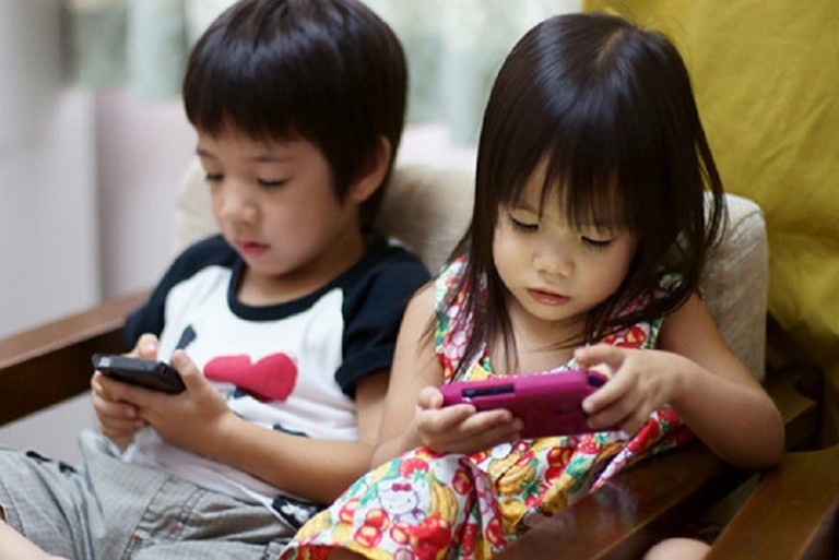 Đứa trẻ chơi điện thoại hàng ngày và những đứa trẻ không chơi, sự khác biệt rõ rệt khi lớn lên mà cha mẹ cần phải nắm rõ-2