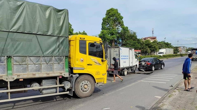 NÓNG: 9 ô tô tải, xe con đâm liên hoàn trên quốc lộ-2