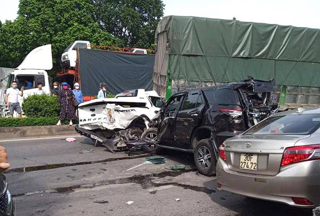 NÓNG: 9 ô tô tải, xe con đâm liên hoàn trên quốc lộ-3