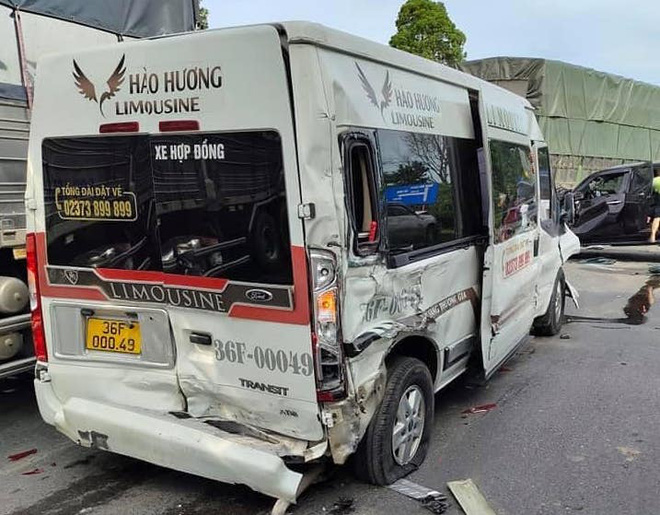 NÓNG: 9 ô tô tải, xe con đâm liên hoàn trên quốc lộ-4