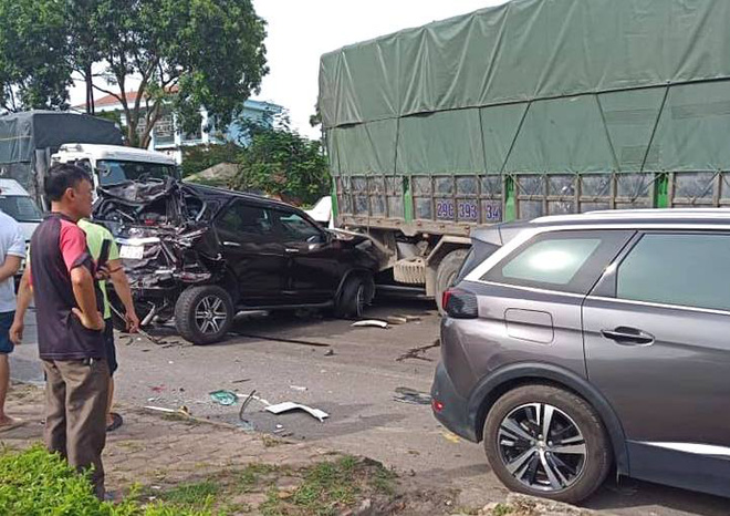 NÓNG: 9 ô tô tải, xe con đâm liên hoàn trên quốc lộ-6