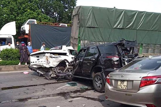 NÓNG: 9 ô tô tải, xe con đâm liên hoàn trên quốc lộ