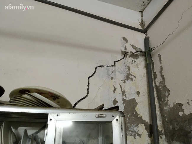Hà Nội: Mảng tường nhà bất ngờ rơi xuống khiến cháu bé 1 tuổi nhập viện-1