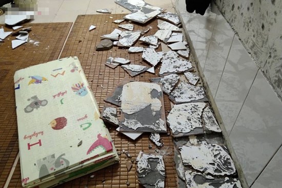 Hà Nội: Mảng tường nhà bất ngờ rơi xuống khiến cháu bé 1 tuổi nhập viện