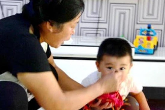 Đi làm về bất chợt, nàng dâu thấy điều mẹ chồng làm với con mình qua khung cửa và phản ứng quyết liệt tận cùng!