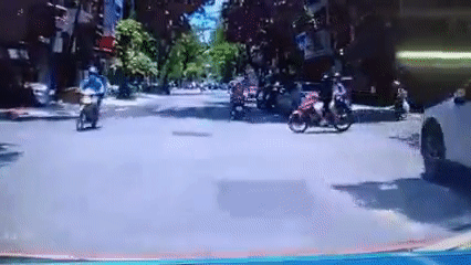 Hà Nội: Lại thêm vụ áo chống nắng cuốn vào bánh xe, người phụ nữ gặp tai nạn thương tâm, chân gãy gập đầy kinh hãi-2