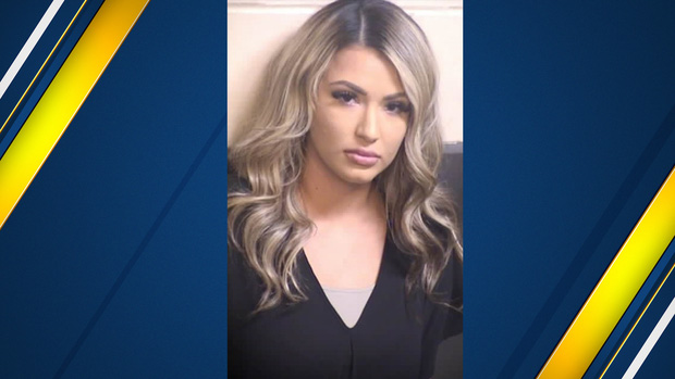 Nữ quản giáo xinh đẹp bị bắt vì quan hệ tình dục với tù nhân trước mặt 11 tù nhân khác-1