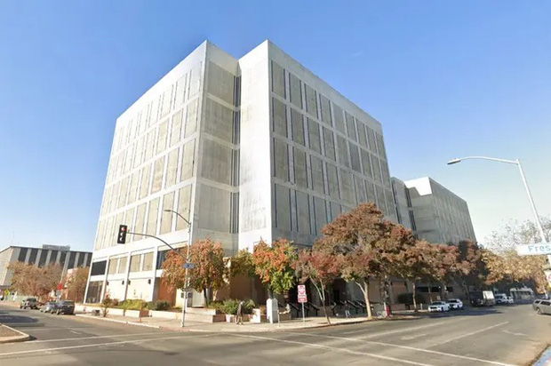 Nữ quản giáo xinh đẹp bị bắt vì quan hệ tình dục với tù nhân trước mặt 11 tù nhân khác-3