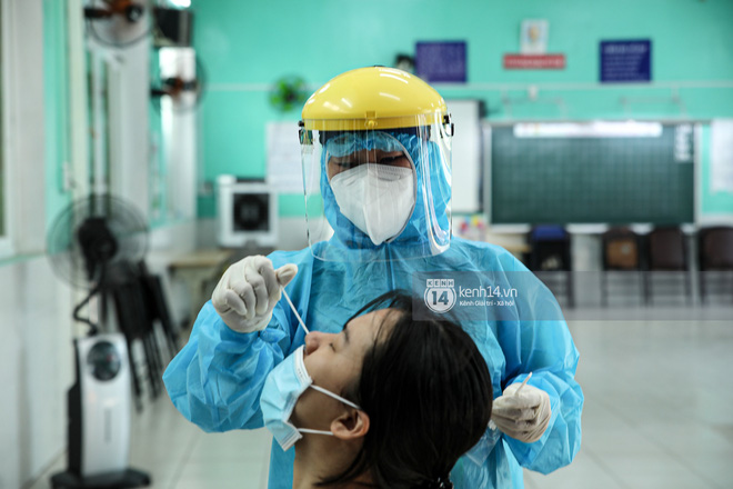 Ảnh: Hơn 110.000 sĩ tử và giáo viên TP.HCM đi lấy mẫu xét nghiệm Covid-19 trước kỳ thi tốt nghiệp THPT Quốc gia 2021-1