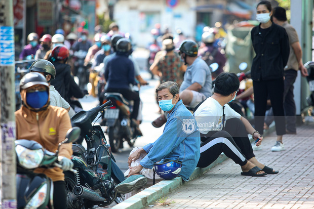 Ảnh: Hơn 110.000 sĩ tử và giáo viên TP.HCM đi lấy mẫu xét nghiệm Covid-19 trước kỳ thi tốt nghiệp THPT Quốc gia 2021-13