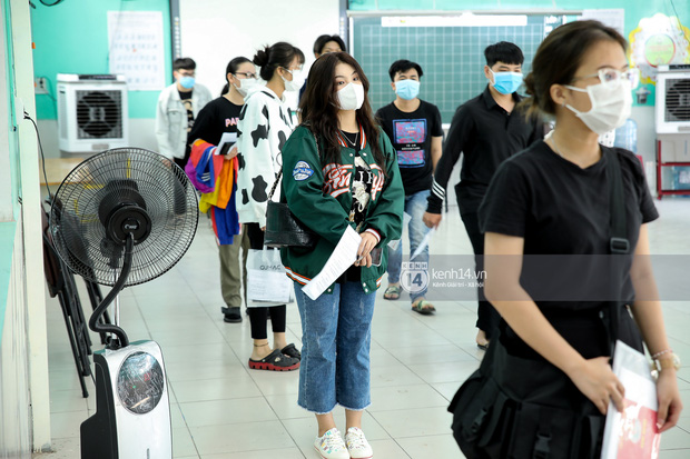 Ảnh: Hơn 110.000 sĩ tử và giáo viên TP.HCM đi lấy mẫu xét nghiệm Covid-19 trước kỳ thi tốt nghiệp THPT Quốc gia 2021-14