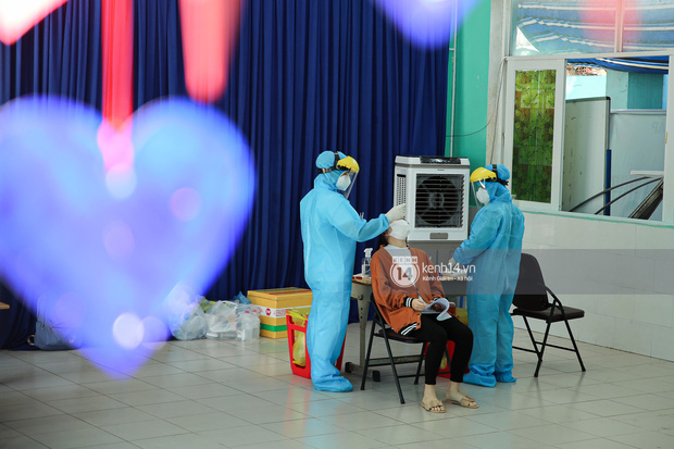 Ảnh: Hơn 110.000 sĩ tử và giáo viên TP.HCM đi lấy mẫu xét nghiệm Covid-19 trước kỳ thi tốt nghiệp THPT Quốc gia 2021-15