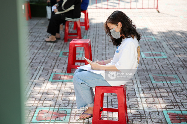 Ảnh: Hơn 110.000 sĩ tử và giáo viên TP.HCM đi lấy mẫu xét nghiệm Covid-19 trước kỳ thi tốt nghiệp THPT Quốc gia 2021-16