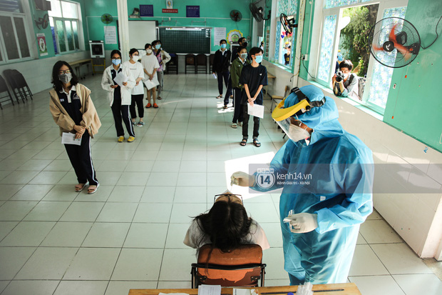 Ảnh: Hơn 110.000 sĩ tử và giáo viên TP.HCM đi lấy mẫu xét nghiệm Covid-19 trước kỳ thi tốt nghiệp THPT Quốc gia 2021-17