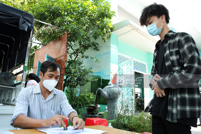 Ảnh: Hơn 110.000 sĩ tử và giáo viên TP.HCM đi lấy mẫu xét nghiệm Covid-19 trước kỳ thi tốt nghiệp THPT Quốc gia 2021-18