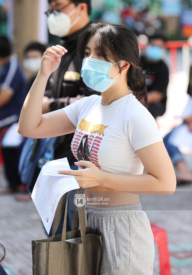 Ảnh: Hơn 110.000 sĩ tử và giáo viên TP.HCM đi lấy mẫu xét nghiệm Covid-19 trước kỳ thi tốt nghiệp THPT Quốc gia 2021-19