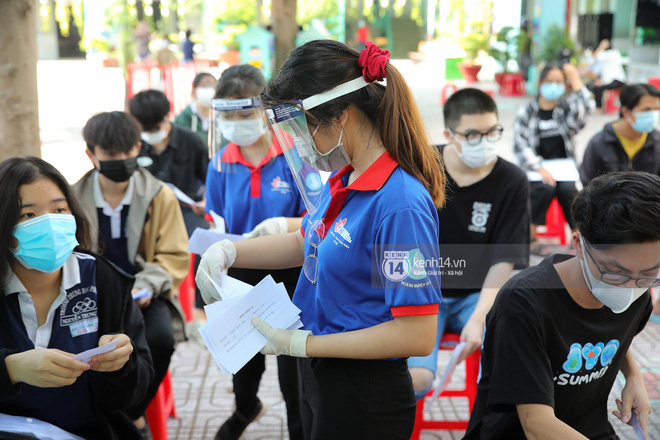 Ảnh: Hơn 110.000 sĩ tử và giáo viên TP.HCM đi lấy mẫu xét nghiệm Covid-19 trước kỳ thi tốt nghiệp THPT Quốc gia 2021-20