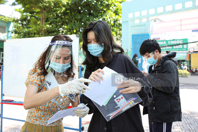 Ảnh: Hơn 110.000 sĩ tử và giáo viên TP.HCM đi lấy mẫu xét nghiệm Covid-19 trước kỳ thi tốt nghiệp THPT Quốc gia 2021-22