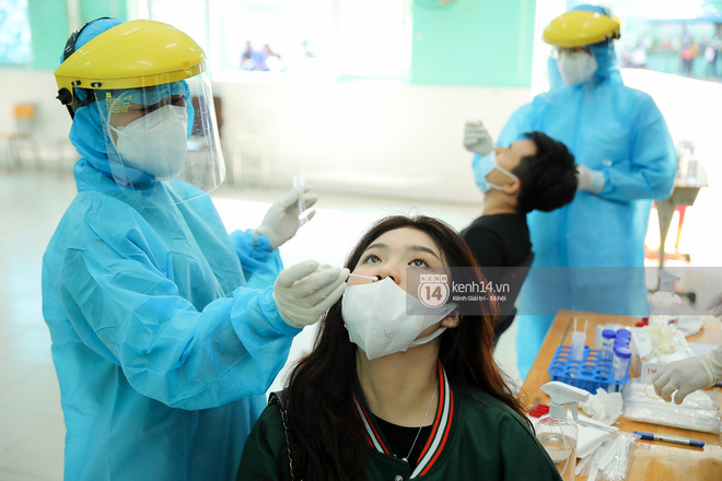 Ảnh: Hơn 110.000 sĩ tử và giáo viên TP.HCM đi lấy mẫu xét nghiệm Covid-19 trước kỳ thi tốt nghiệp THPT Quốc gia 2021-23