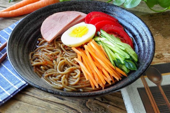 Chỉ 15 phút, ai cũng có thể làm được mì trộn lạnh chuẩn kiểu Hàn đổi món cho bữa tối cuối tuần