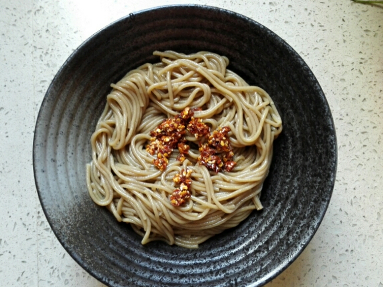 Chỉ 15 phút, ai cũng có thể làm được mì trộn lạnh chuẩn kiểu Hàn đổi món cho bữa tối cuối tuần-3