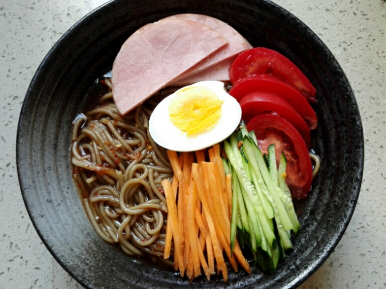 Chỉ 15 phút, ai cũng có thể làm được mì trộn lạnh chuẩn kiểu Hàn đổi món cho bữa tối cuối tuần-5